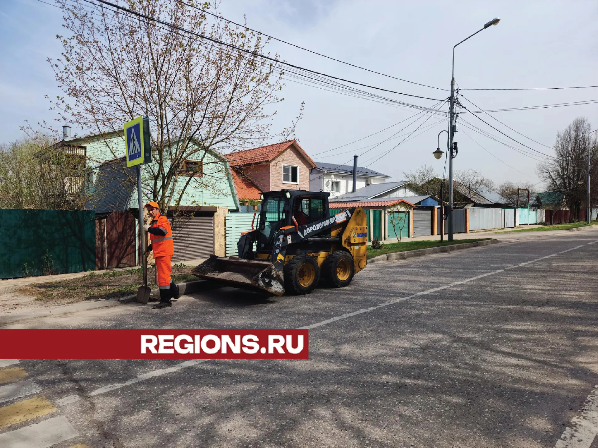 МБУ "ЗРЭС" проводит уборку территории рядом со стелой «Звенигород — город воинской доблести»/фото: Хавива Фонина