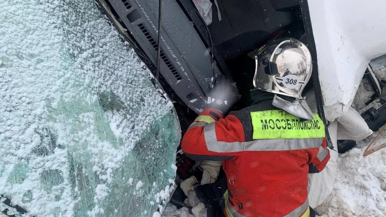 Спасатели Подмосковья деблокировали водителя, пострадавшего в ДТП с участием трех машин