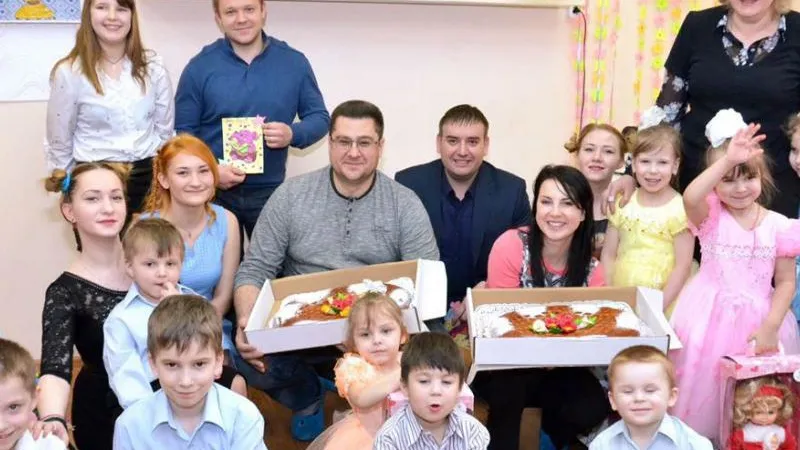 Олимпийская чемпионка Слуцкая навестила ребят из реабилитационного центра в Пушкине