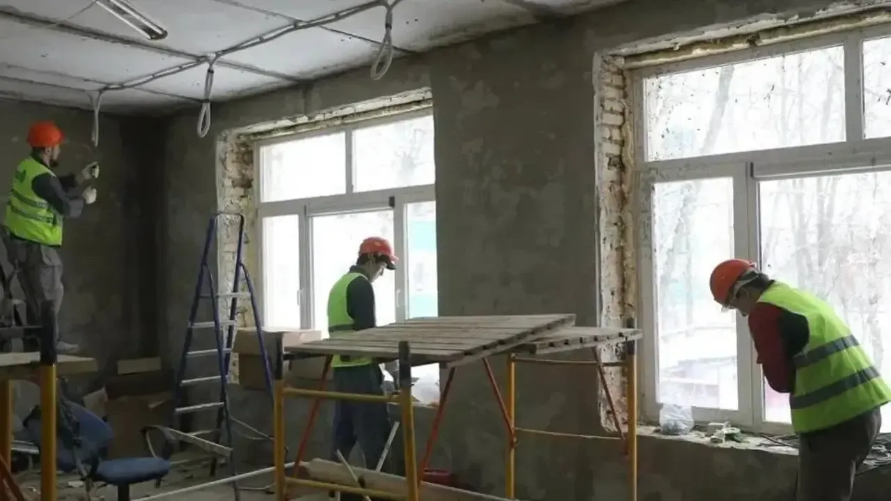 Глава округа Наро-Фоминск проверил ход ремонта детсада в Апрелевке