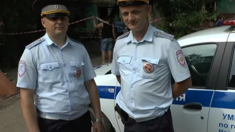Инспекторы ДПС спасли людей из горящего дома в Подольске