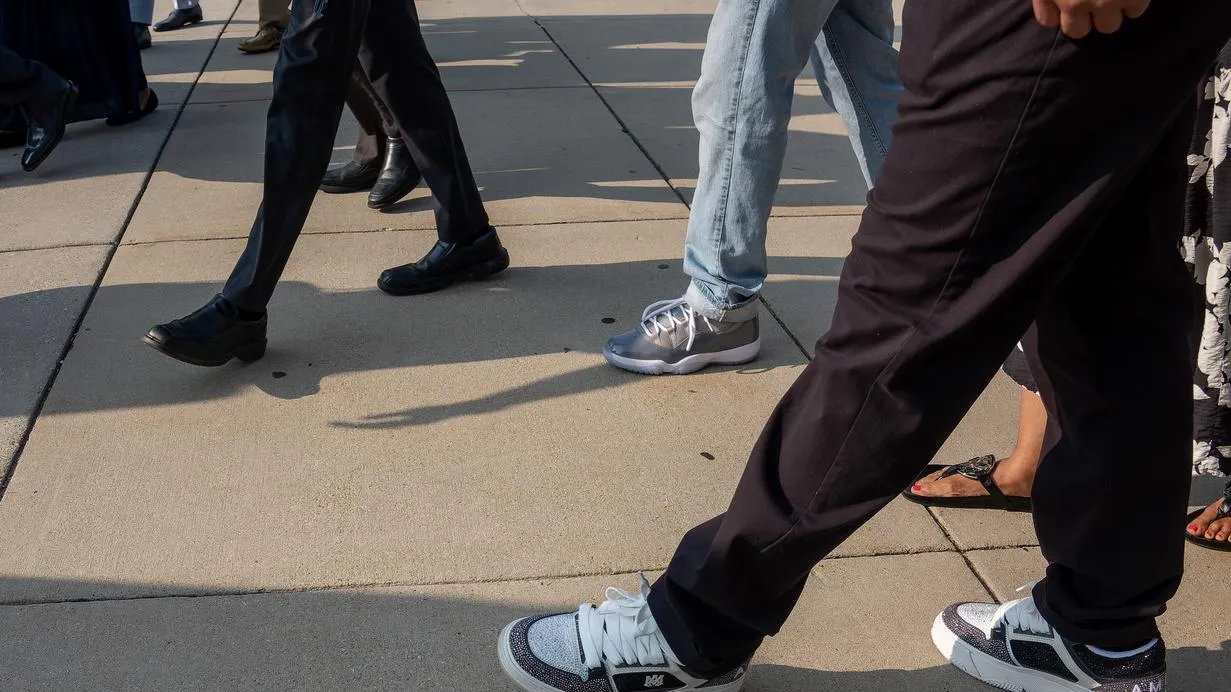 Вагон-прихожая: жители Балашихи едва не начали разуваться при входе в электричку из-за нового мема