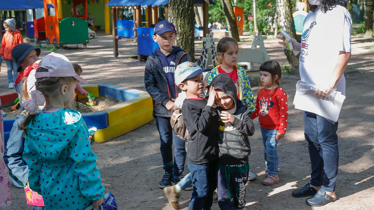 «Родителям создать такие условия сложнее»: выяснилось, почему стоит водить детей в садик летом