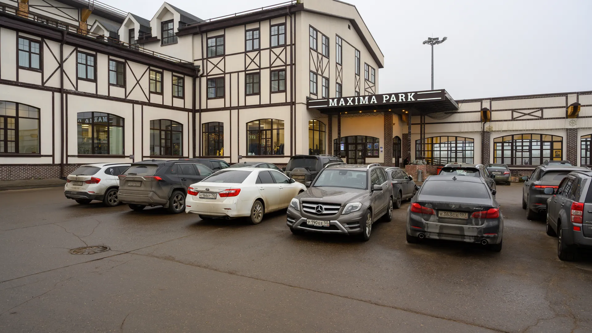 Парковка у «Максима парка» Дмитровского округа