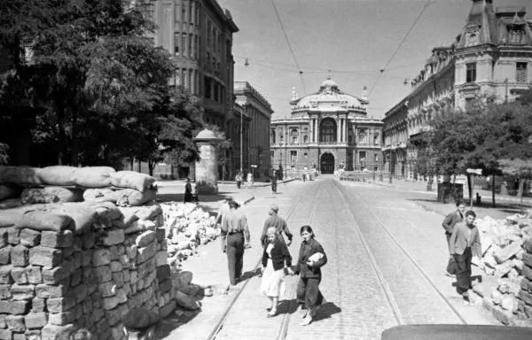 Баррикады в центре города, у здания Одесского театра оперы и балета (ныне Одесский национальный академический театр оперы и балета)