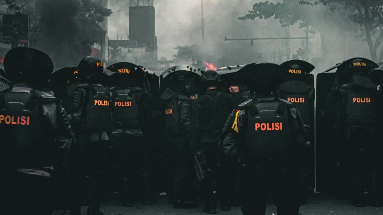Во Франции начались нападения на тюрьмы