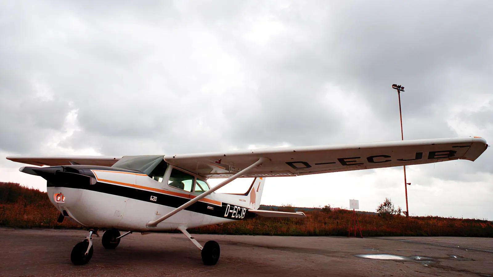 Спортивный самолет Cessna 172 Skyhawk, на котором пилот-любитель из Федеративной Республики Германии Матиас Руст нарушил воздушное пространство СССР и приземлился на Большом Москворецком мосту, 1987 год. Юрий Абрамочкин