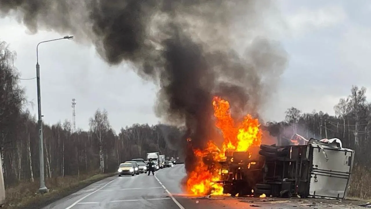 Два грузовых автомобиля столкнулись на участке дороги в Дмитрове