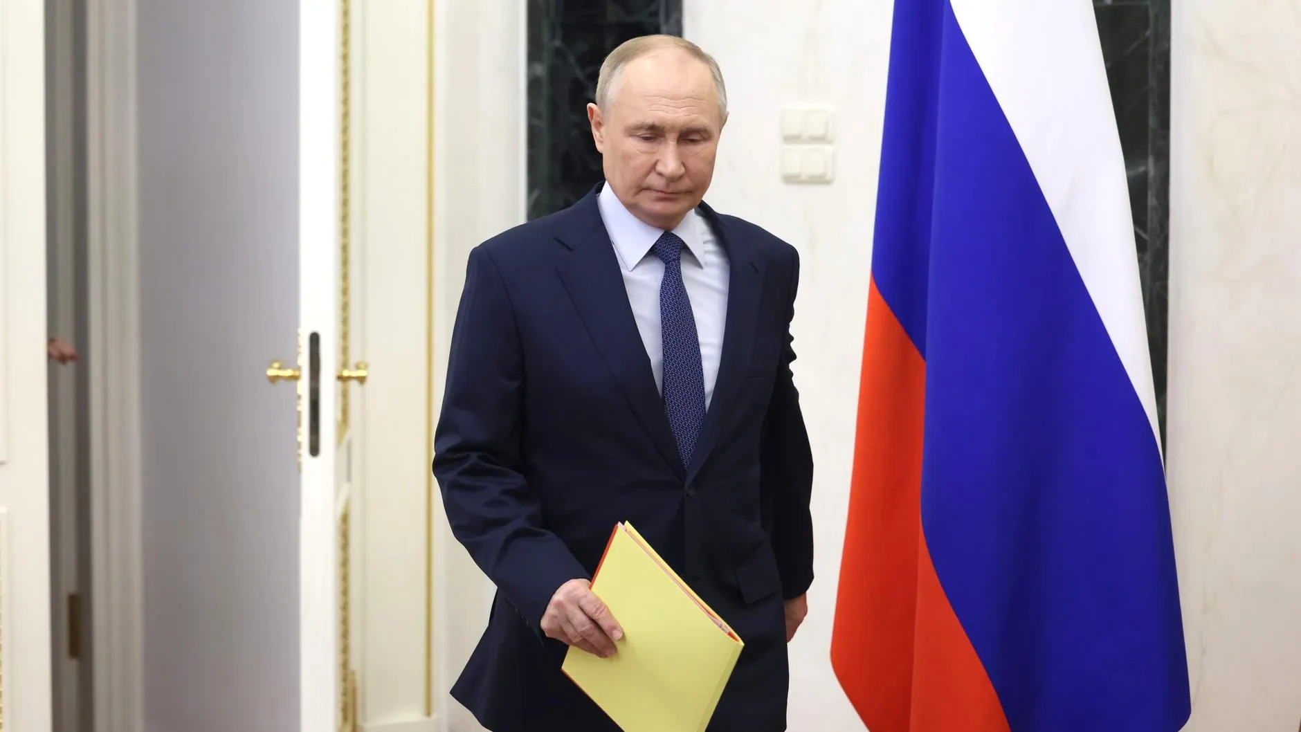 Владимир Путин извинился перед Ангелой Меркель за случай с собакой