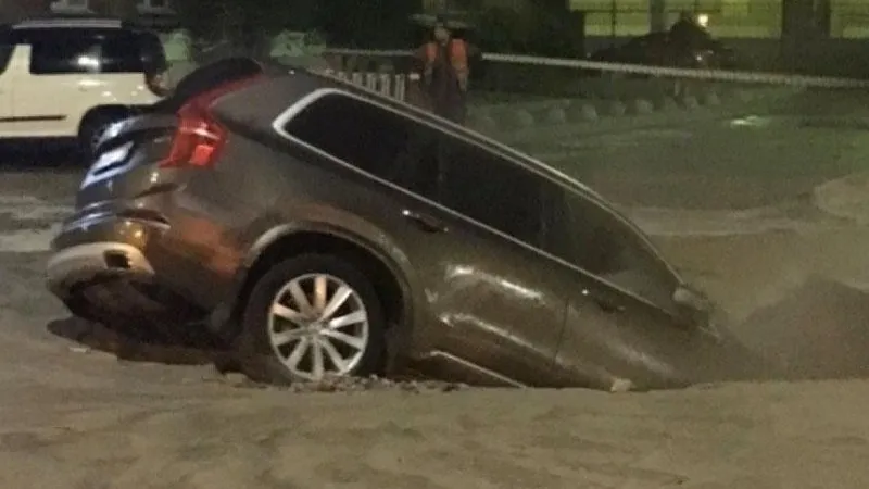 В Петербурге из-за прорыва трубы внедорожник провалился под землю