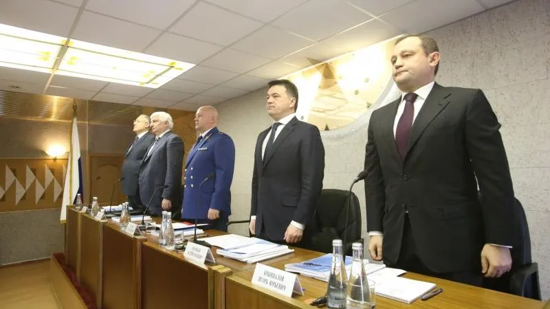 Воробьев и Захаров почтили память погибших в авиакатастрофе в Подмосковье минутой молчания