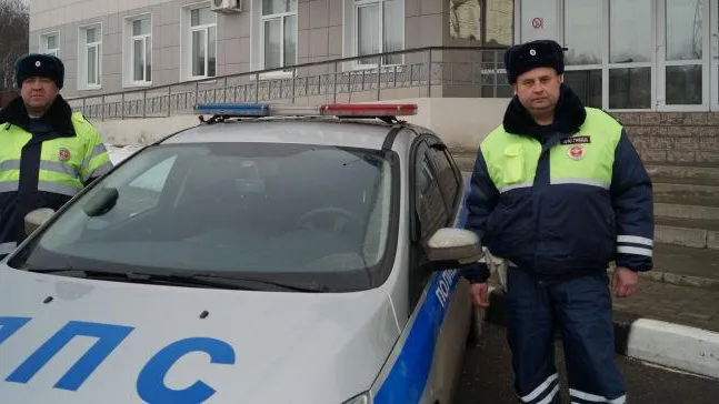 ГАИшники МО эвакуировали женщин и детей из горящего здания при помощи штор