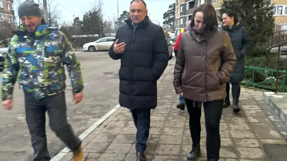 Замглавы Роман Мещерякова (в центре) во время встречи с жителями МКД. Фото: администрация г.о. Лосино-Петровский