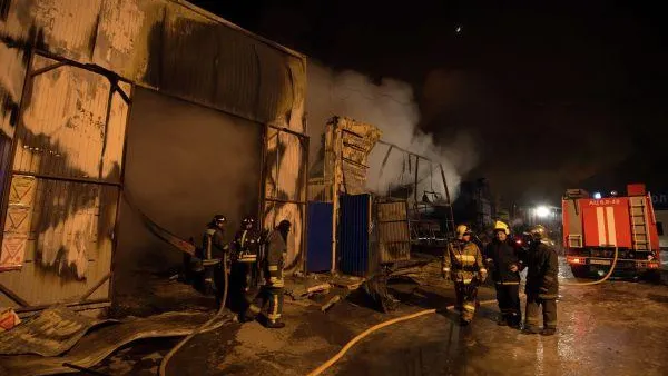 Пожарные ликвидировали возгорание в ангаре в Москве