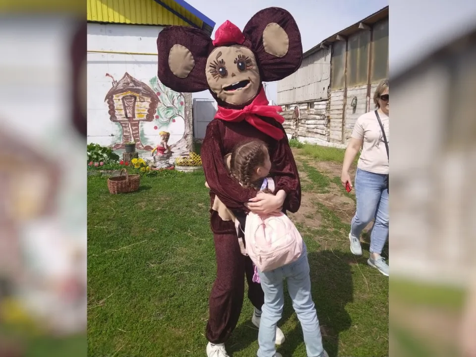 «Не ожидала, что костюм произведет такой эффект»: жуткий Чебурашка-пионер прославился на всю Россию