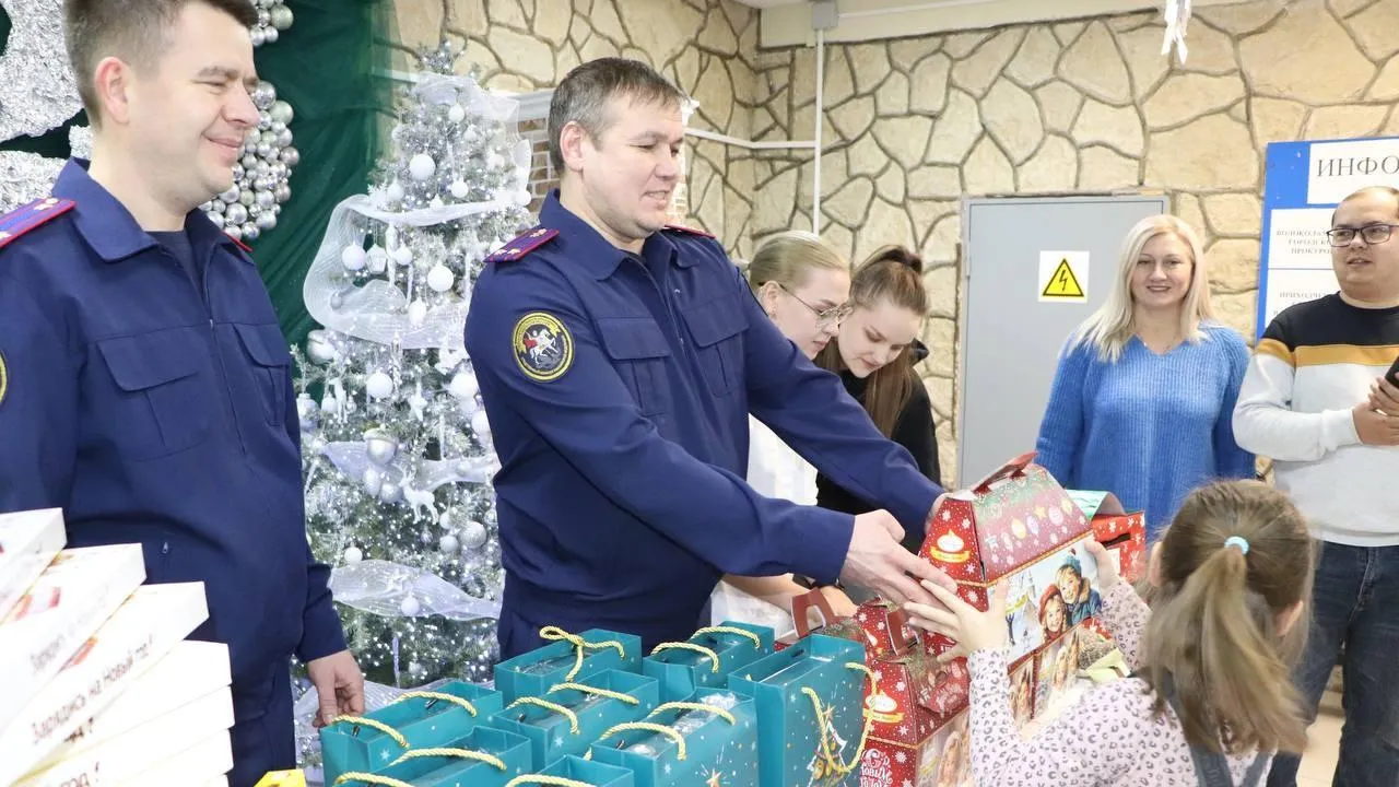 Сотрудники ГСУ СК России по Подмосковью вручили подарки детям из Курской области