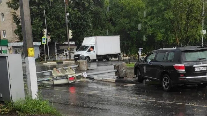 Сильный ветер повалил два светофора на улице в Пушкино