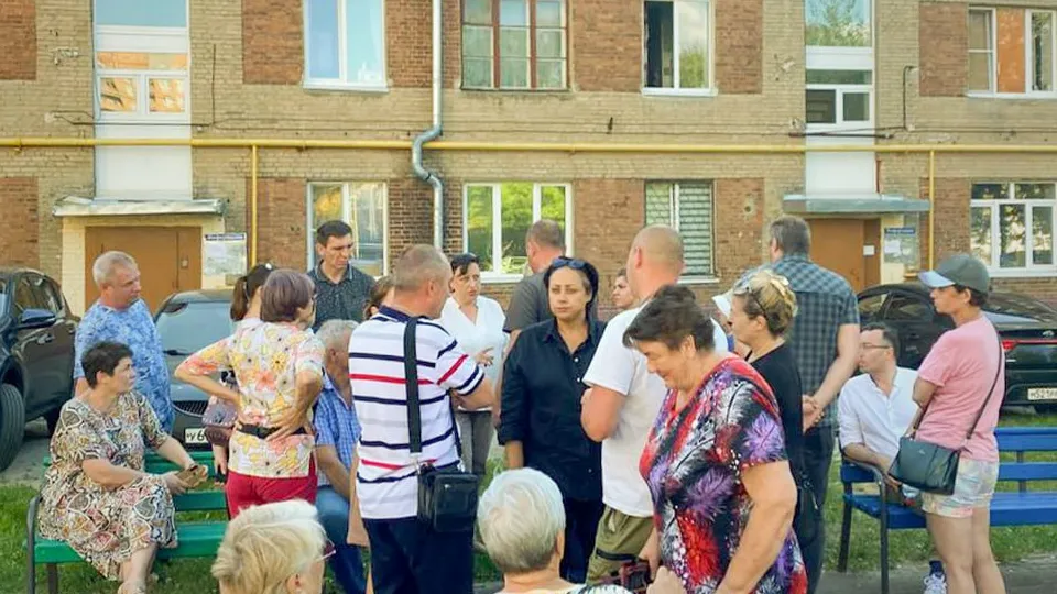 Фото: администрация г. о. Электросталь. На фото: встреча с жителями улицы Корнеева по вопросам капремонта домов