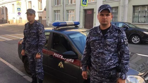 В Петербурге росгвардейцы спасли нетрезвого мужчину, который решил искупаться