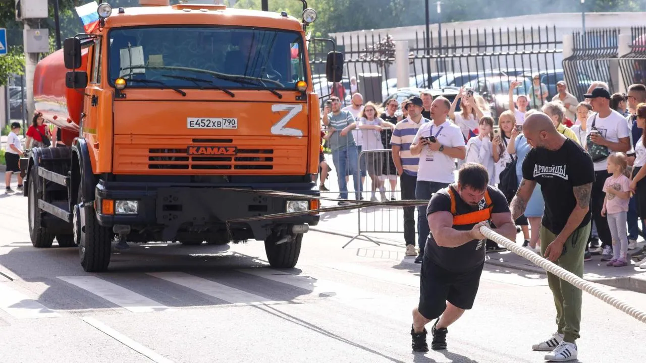 В Подольске в рамках забега атлет протащил КамАЗ весом 15 тонн