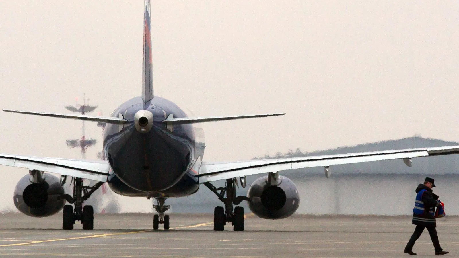 Sukhoi Superjet 100 в аэропорту Шереметьево, Москва. Leonid Faerberg