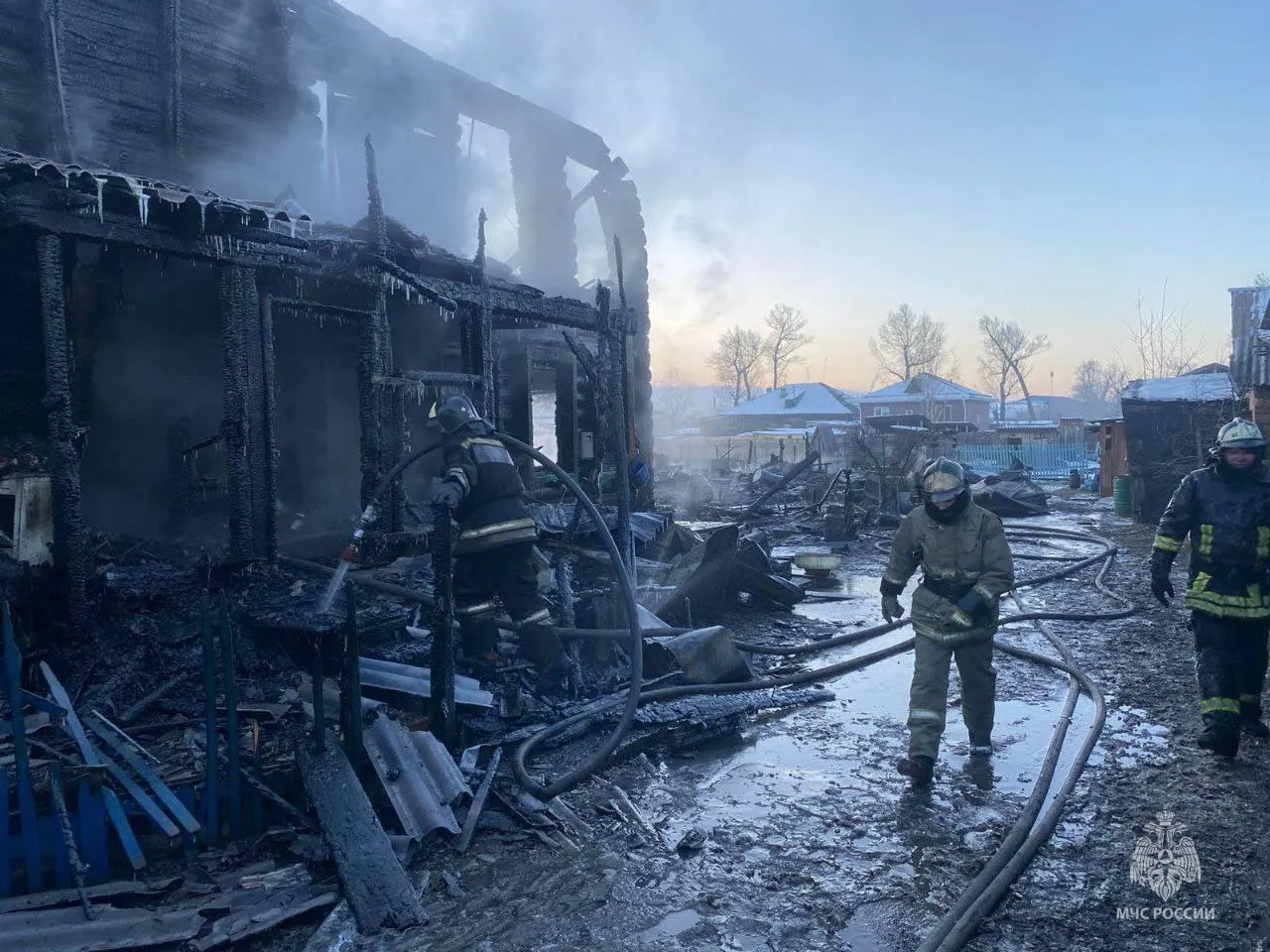 Две девочки и женщина погибли при пожаре в Минусинске