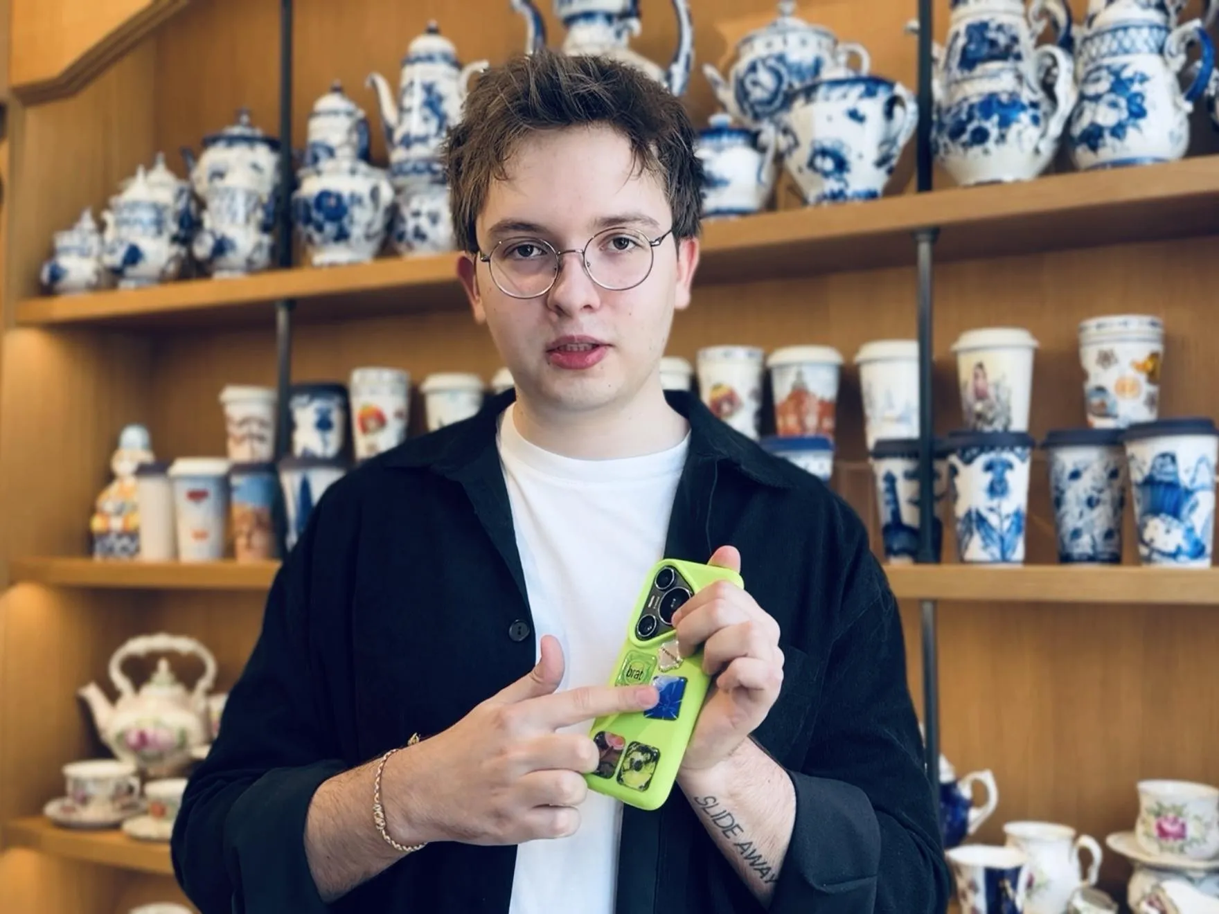 Никита Климчук, графический дизайнер АО «Гжельский фарфоровый завод». Фото: Ольга Стаферова