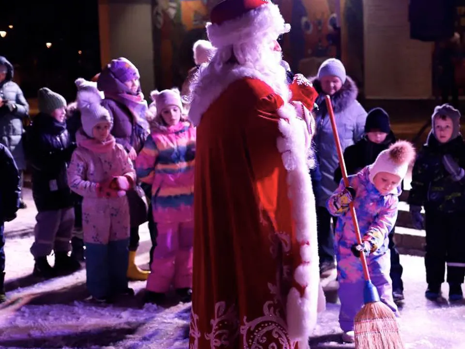 Ребенок воспользовался метлой Бабы Яги на конкурсе.&nbsp;Фото: МУК КДЦ «Гамма»