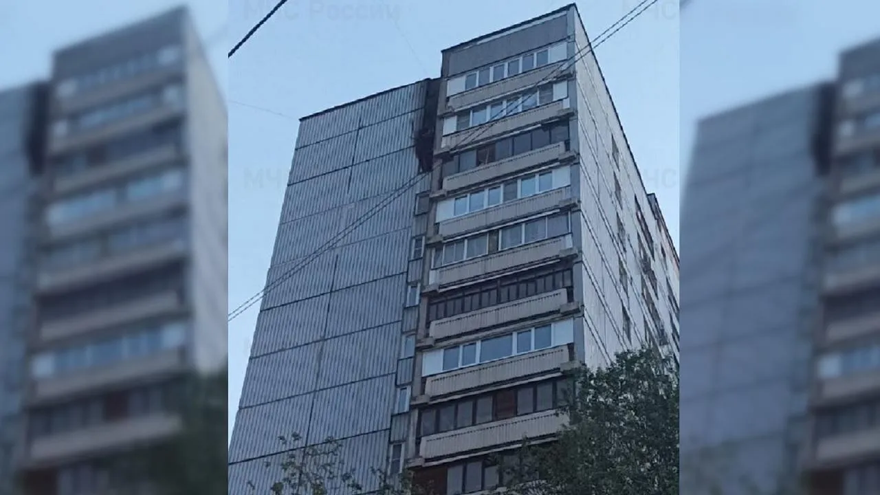 Три человека пострадали при пожаре в многоквартирном доме в Королеве