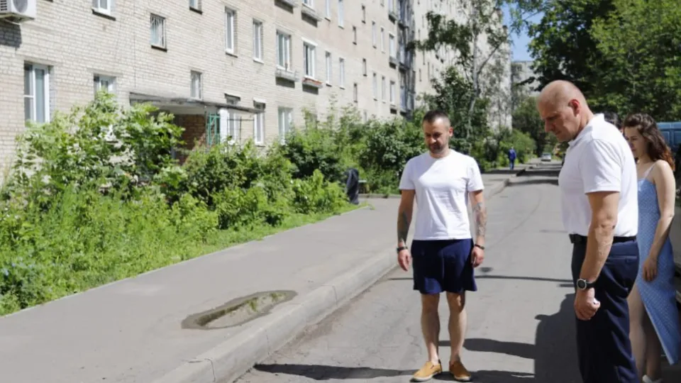 Заместитель главы г.о. Фрязино Антон Тропин в рамках обхода территорий лично проверил выполнение ямочного ремонта во дворе дома №6 по проспекту Мира.Фото: пресс-служба администрации г.о. Фрязино