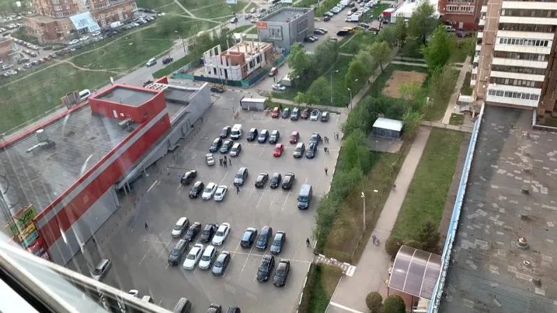Жители Химок жалуются на аномальную парковку, где постоянно срабатывает сигнализация