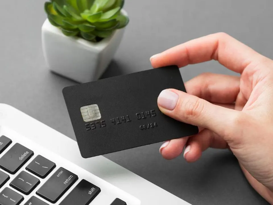 Банки стали блокировать счета россиян из-за переводов друзьям: какие операции могут вызвать подозрения