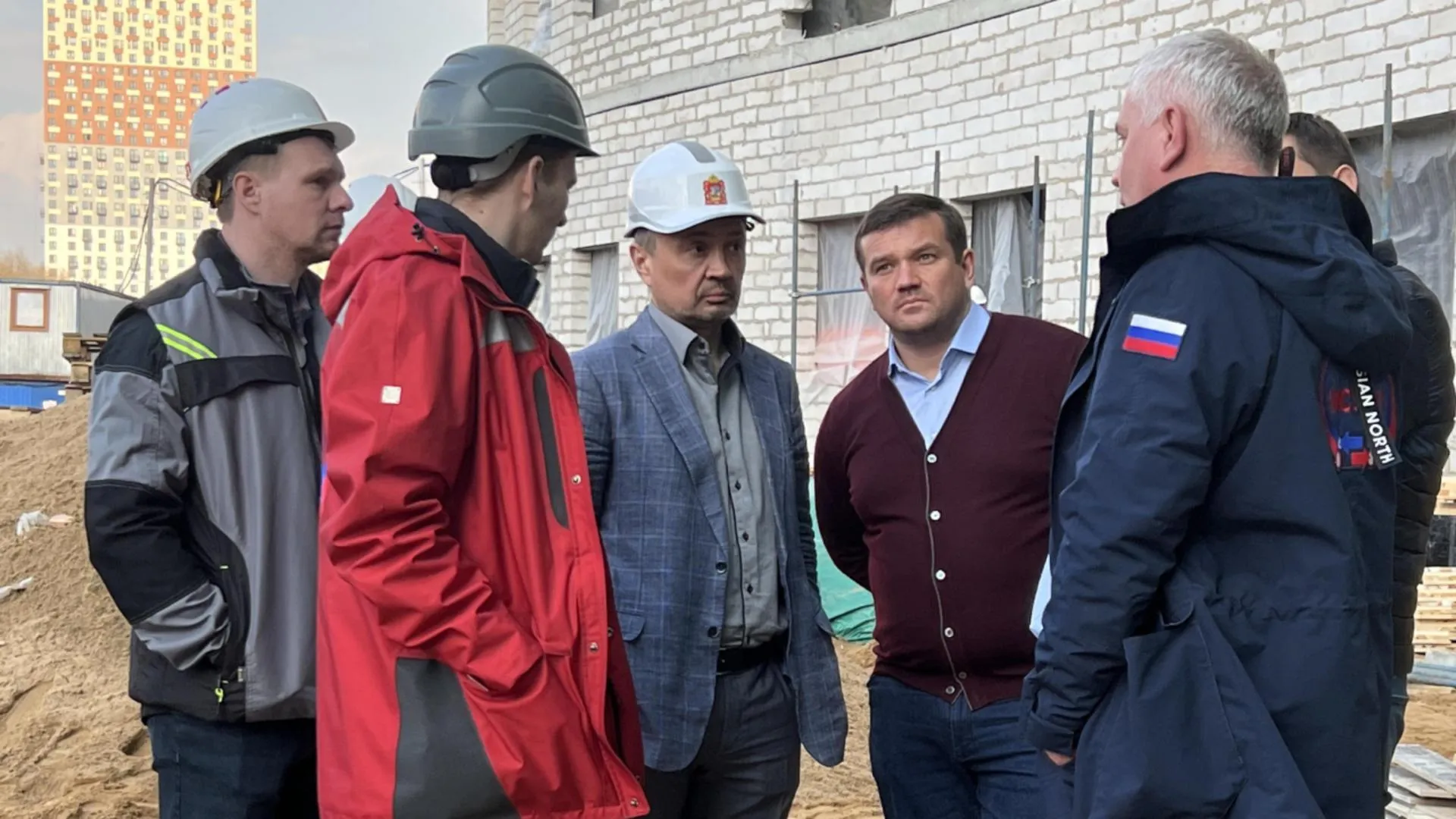 Владимир Локтев проинспектировал стройплощадку детской больницы в Красногорске