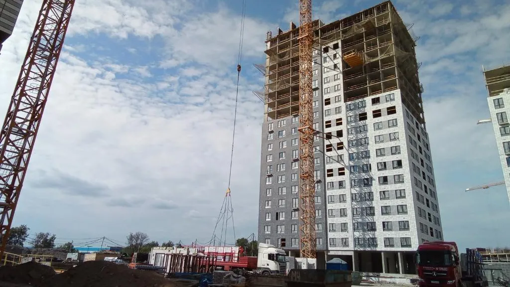 Новый жилой комплекс продолжают возводить на набережной Яузы в Мытищах