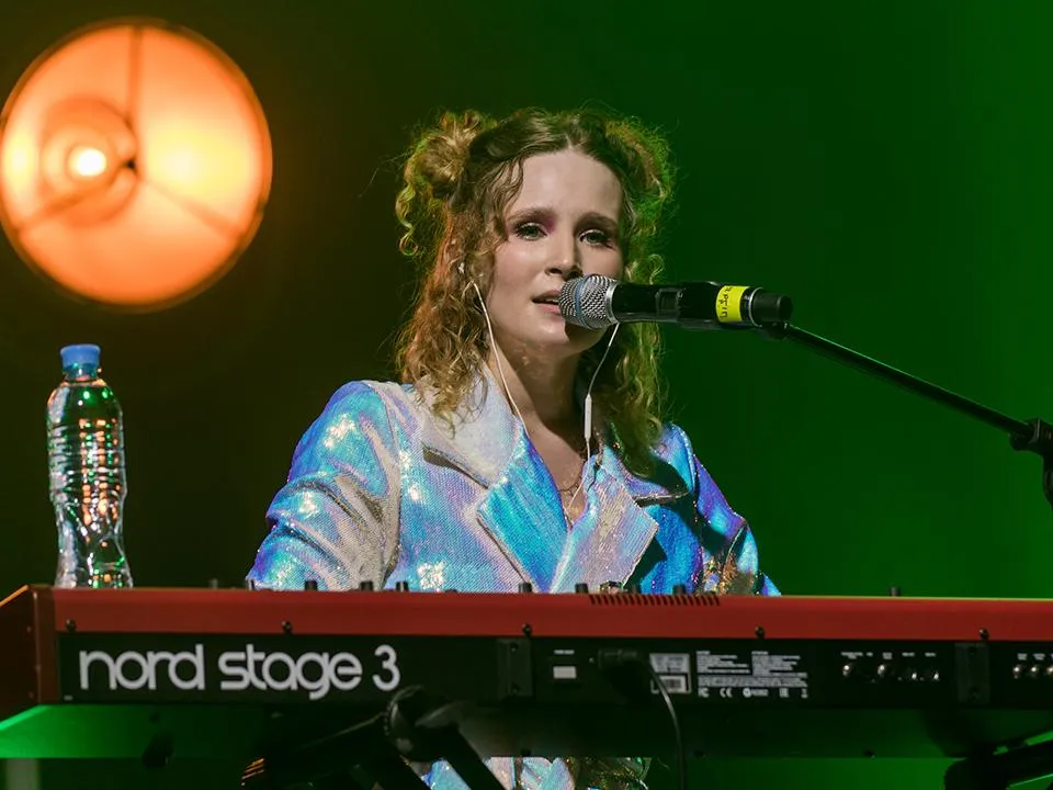 Иноагенты рискуют жизнью ради денег: чем для Монеточки обернется выход на сцену после опасной болезни