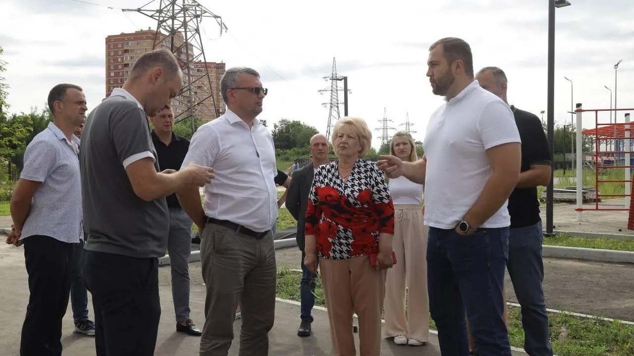 Глава Чехова проверил ход работ на стадионе «Гидросталь»
