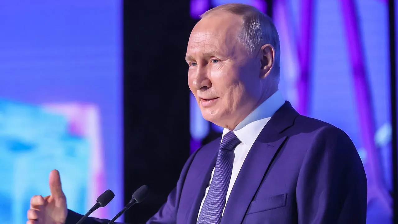 Юная летчица из Белгородской области «полетала» на Суперджете благодаря Путину