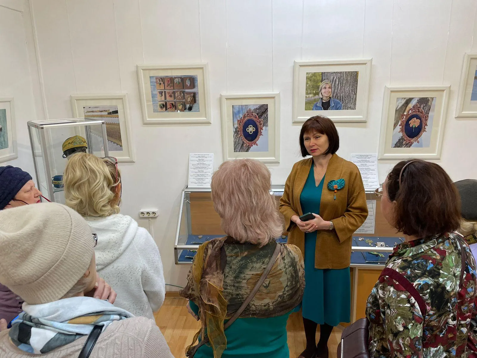 Рассказывает мастер по вышивке, золотному и жемчужному шитью Надежда Опалькова. Почти сто украшений ручной работы можно увидеть в городской галерее