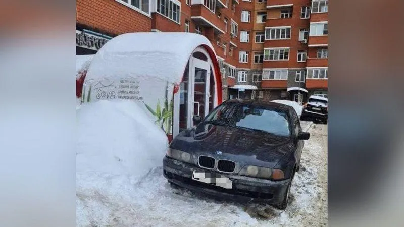 Автовладелец в Балашихе перекрыл салон красоты, припарковавшись вплотную к его двери