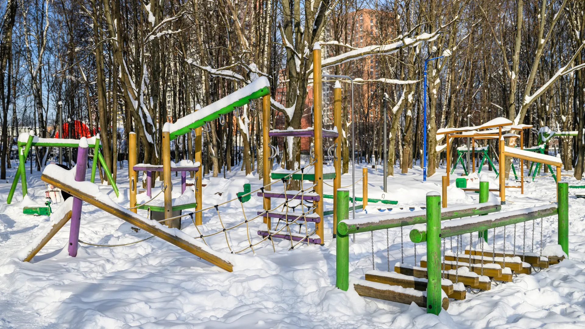 Детская площадка в Наташинском парке зимой в Люберцах