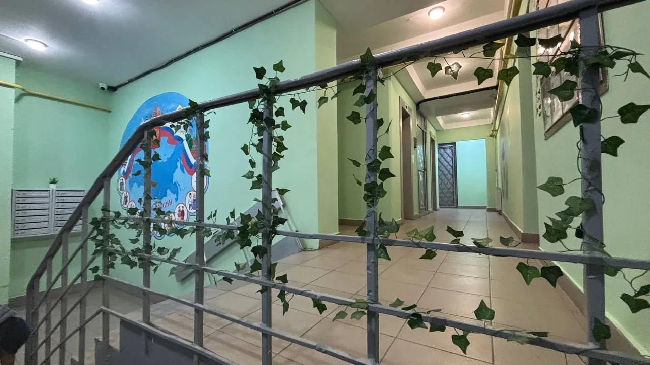 Обычный подъезд, необычный тренд: как дети из Балашихи превратили скучные стены в полотно для новогоднего настроения