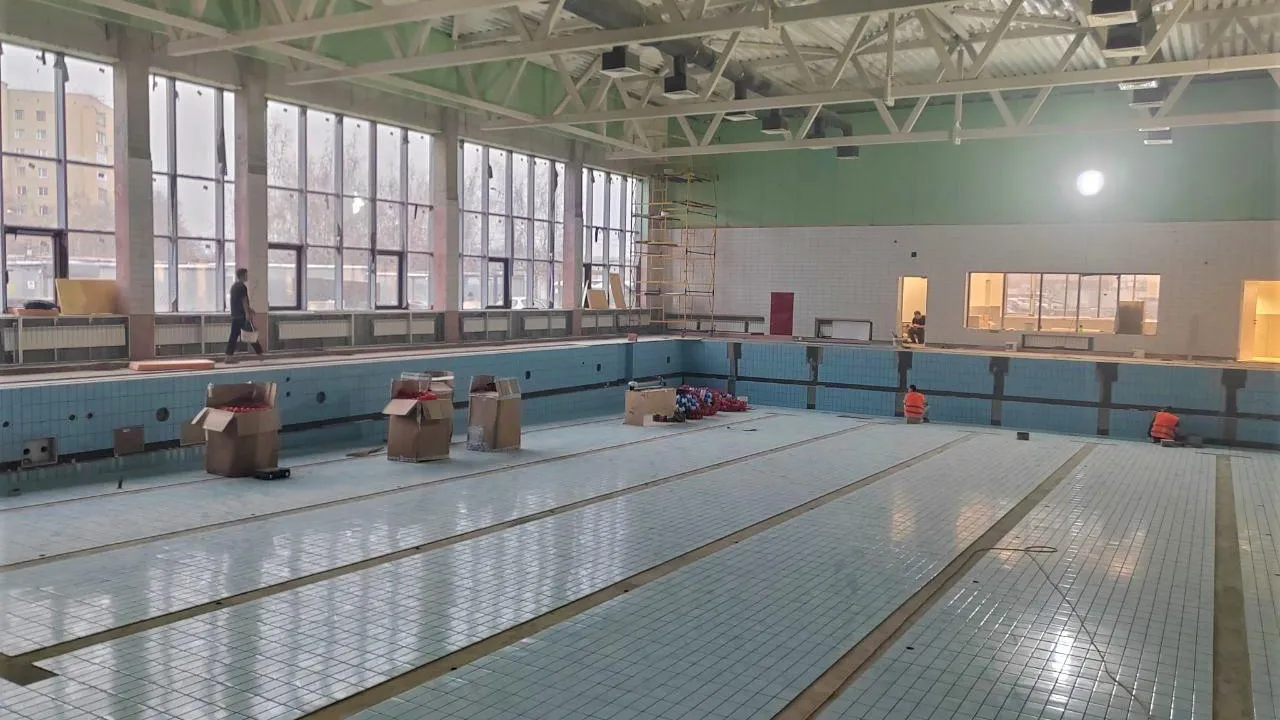 В Лобне строители приступили к монтажу системы водоподготовки бассейна в ФОКе