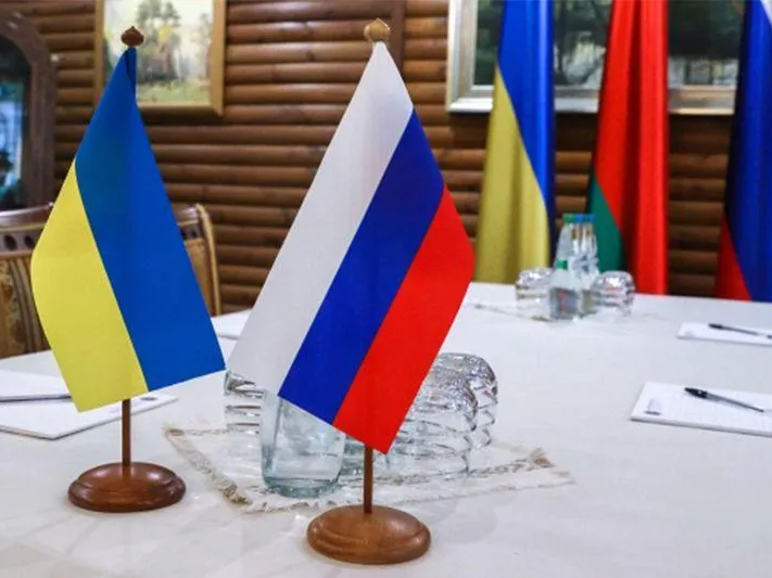 Россию пытаются втянуть в переговоры, чтобы не дать развить успех на Украине — мнение политолога