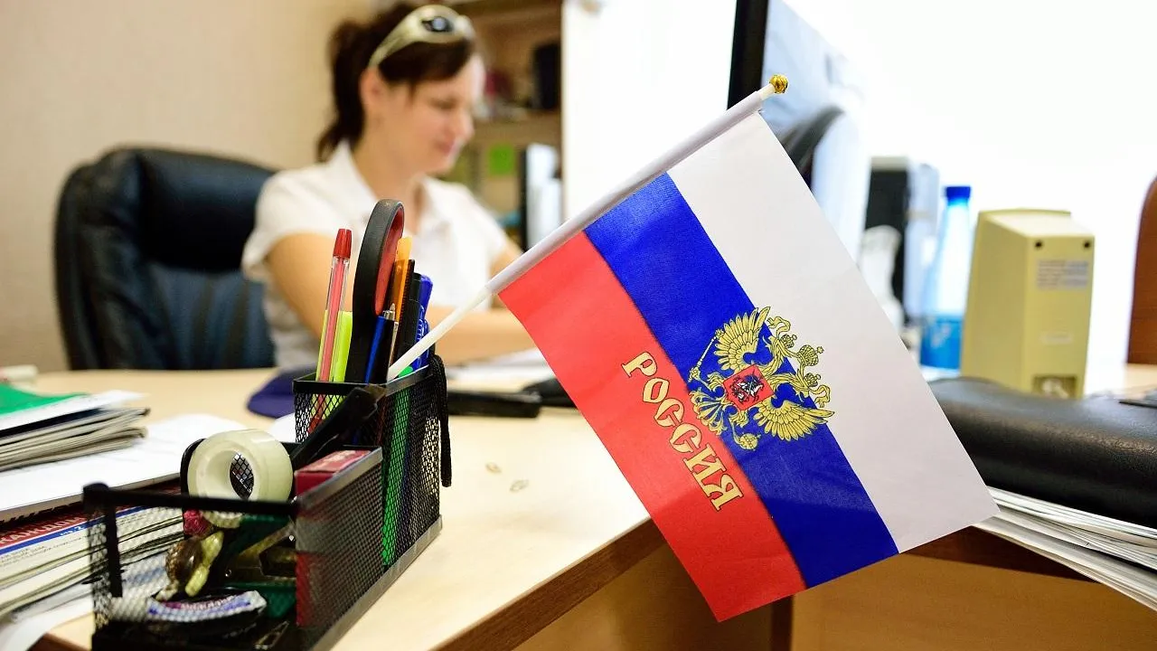 Подмосковные спасатели поздравили жителей региона с Днем государственного флага России