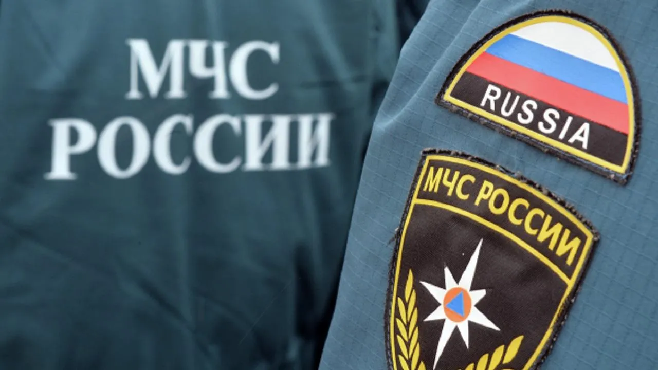 Кровля автосервиса обрушилась в Дзержинском, повреждено более десяти автомобилей