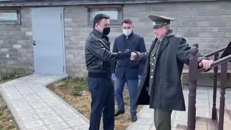 Воробьев привез ветерану ВОВ теплицу в подарок