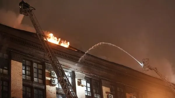В Москве из-за пожара в здании эвакуировали 100 человек