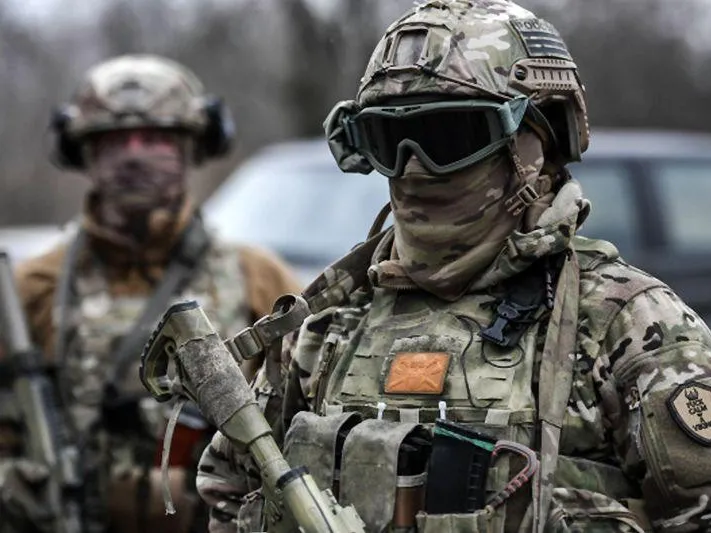 «Военная форма для них как спецовка дворника»: рестораторы объяснили, почему солдат не пускают в бары