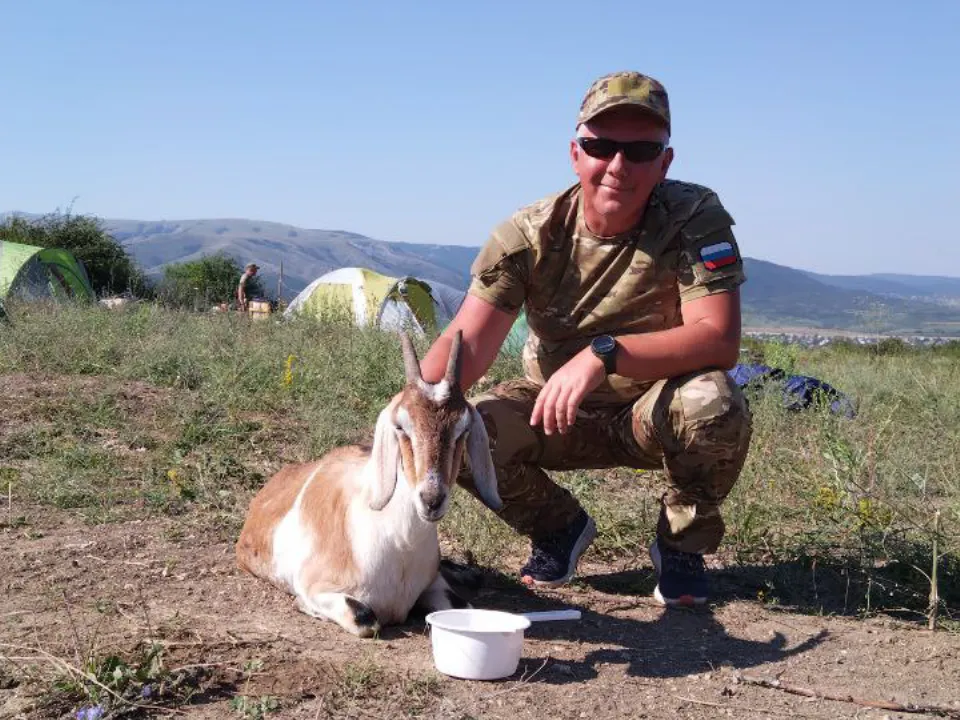 «Ушла от хозяина, как уходят жены от плохих мужей»: боец СВО рассказал, как «подружился» с козой на службе