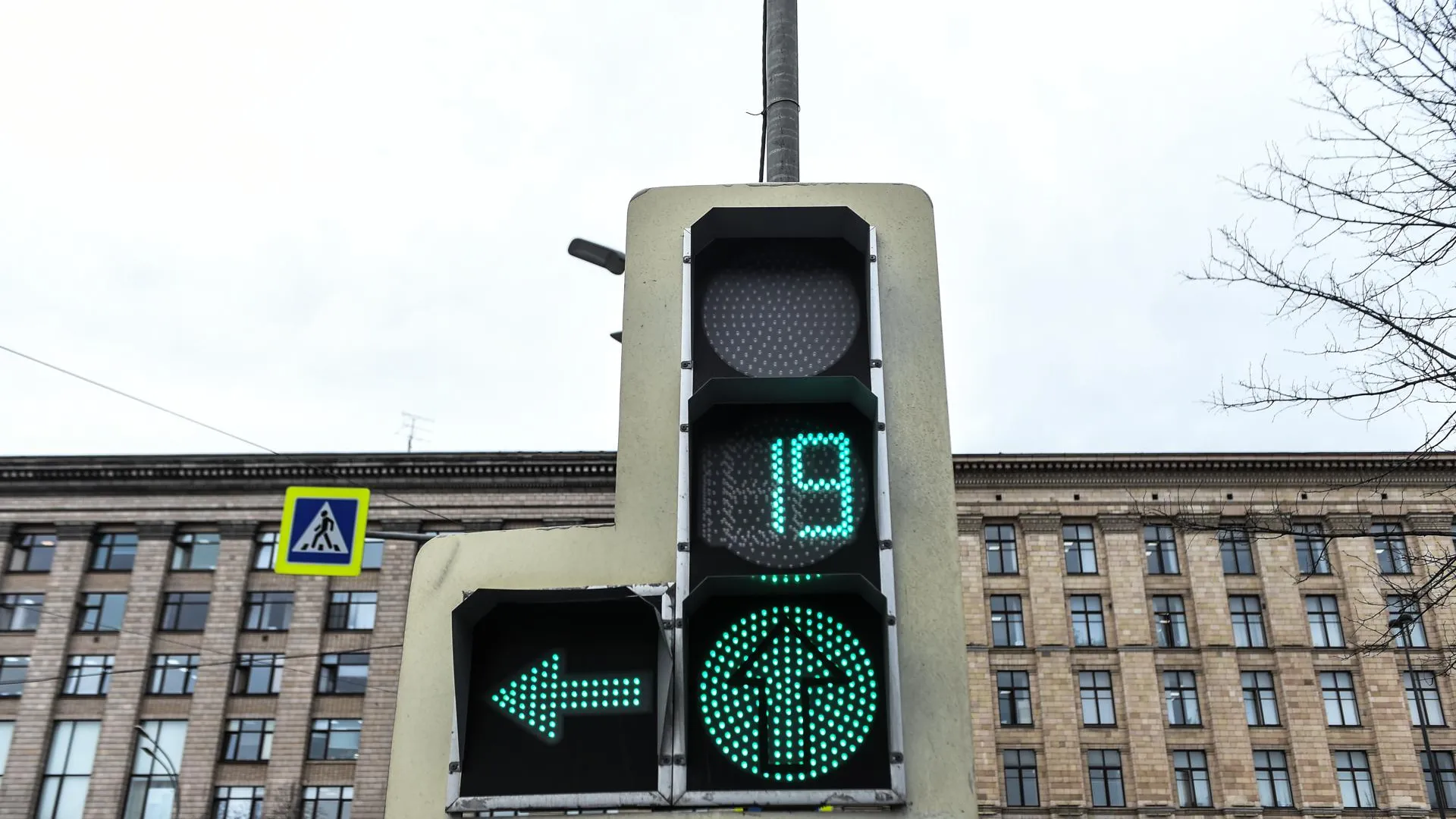 Автоэксперт Сажин подверг критике новые светофоры с предупреждающим сигналом о приближении автомобилей